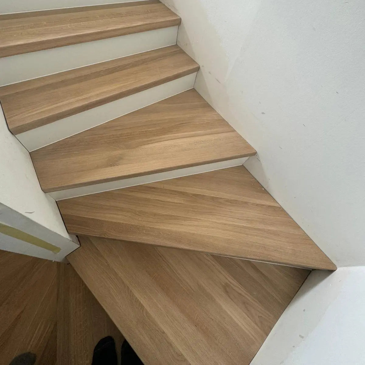 betontreppe-mit-holzstufen-belegen-