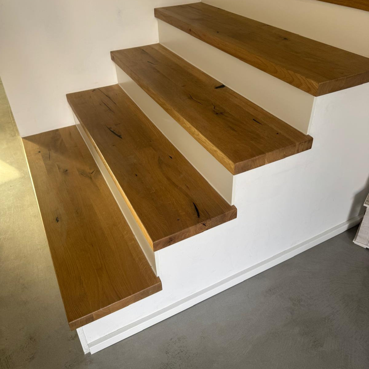 betontreppe-mit-holzstufen-treppenstufen-auf-beton