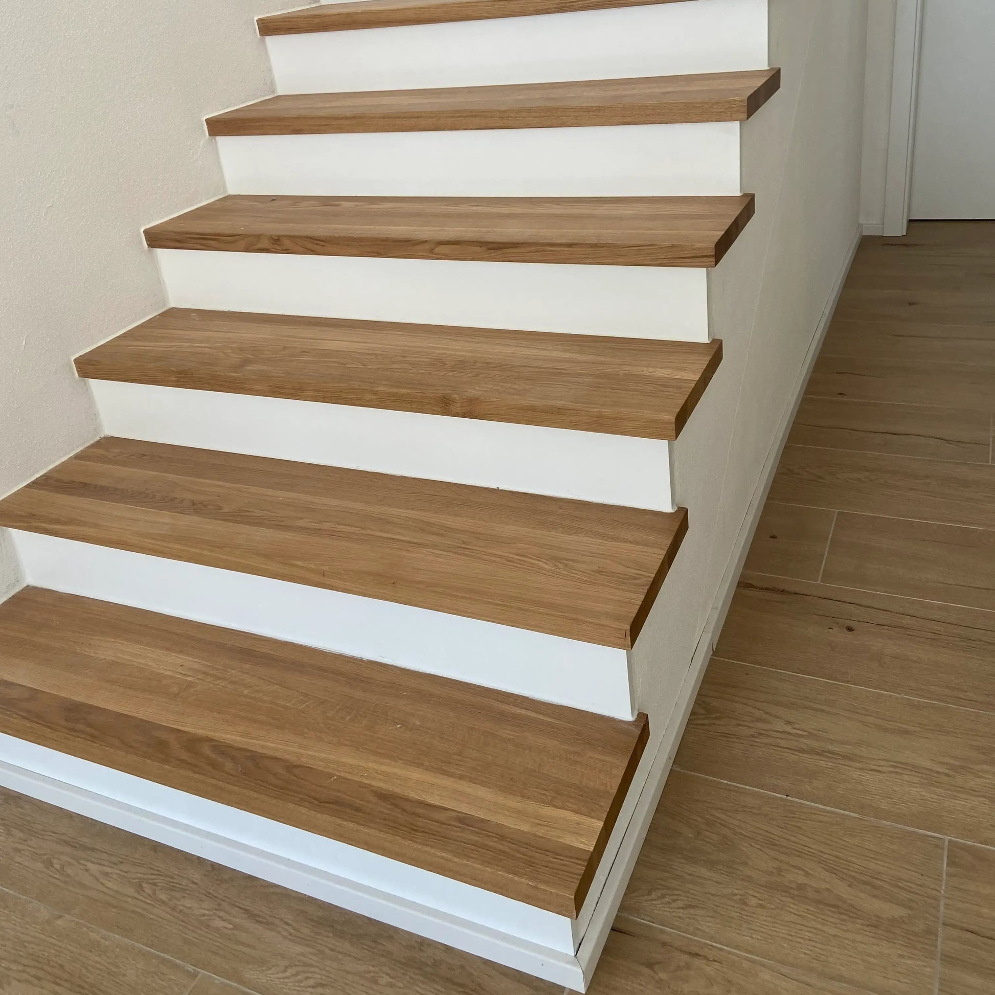 mdf-setzstufe-weiss-lackiert-treppenstufe-mit-weisser-setzstufe-blende